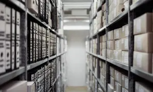 Archiwum pełne segregatorów i pudeł. Zastanawiasz się, jak długo przechowywać PITY w domu? Tu znajdziesz odpowiedź.