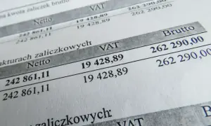 Dokument finansowy z kwotami netto, VAT i brutto. Analiza danych może pomóc w określeniu limit zwolnienia z vat 2025.