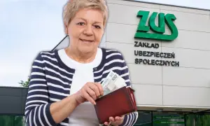 Starsza pani z portfelem pełnym pieniędzy przed budynkiem ZUS. Zastanawia się, ile może dorobić emeryt.