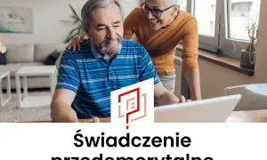 Para szuka informacji o zwolnienie z pracy a zasiłek przedemerytalny. Kobieta wspiera mężczyznę przy komputerze.