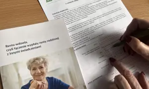 Kobieta wypełnia wniosek ZUS o ustalenie zbiegu świadczeń z rentą rodzinna, pytając, czy renta rodzinna wlicza się do dochodu.