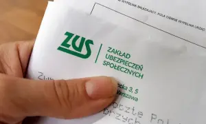 Dłoń trzyma dokument ZUS. Może to być pismo dotyczące sześciomiesięczną odprawa emerytalna.
