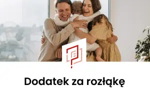 Szczęśliwa rodzina przytulająca się przy oknie. Tytuł: Dodatek za rozłąkę.