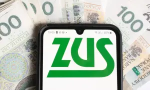 Pierwsza wypłata emerytury po raz pierwszy! Na ekranie telefonu logo ZUS, a w tle polskie stuzłotówki.