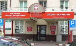 Urząd Skarbowy Warszawa Wawer. Znak informuje o godzinach pracy i możliwościach załatwienia spraw, nawet jeśli potrzebny jest czynny żal.