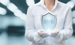 Ochrona zespołu w okresie przedemerytalnym. Tarcza z sylwetkami ludzi symbolizuje bezpieczeństwo i przywileje.