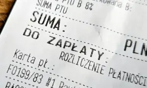 Paragon bez NIP, ale z sumą do zapłaty i rozliczeniem płatności. Koszty widoczne na wydruku.