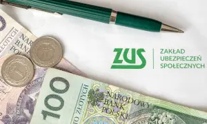 ZUS i polskie złotówki, gotowe do opłacenia składek. Zielony długopis czeka na podpis.