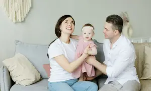 Rodzina cieszy się chwilą, gdy mąż pracuje za granicą. Ulga na dziecko jest widoczna w ich uśmiechach.