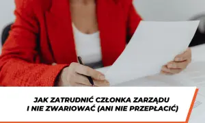 Kobieta w czerwonej marynarce analizuje dokumenty, szukając informacji o wynagrodzeniu członka zarządu z powołania i umowie o pracę.