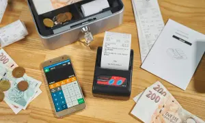 Kasa fiskalna, smartfon z kalkulatorem, banknoty i monety. Kto musi mieć kasę fiskalną? Sprawdź przepisy!