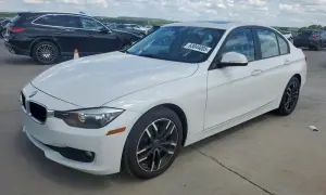 Białe BMW na placu, gotowe do rejestracji po zakupie samochodu z zagranicy. Pamiętaj o VAT-23!