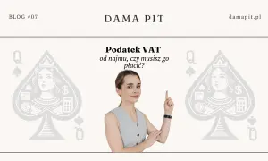 Kobieta wyjaśnia, czy najem prywatny a VAT to temat, który Cię dotyczy. Grafika damy pik z kalkulatorem i symbolem dolara.