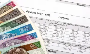 Polskie banknoty i faktura VAT. Potwierdzenie sprzedaży i jej rozliczenie.