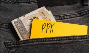 Pieniądze w kieszeni dżinsów i żółta kartka z napisem "PPK". Czy to zapowiedź zmian w PPK?