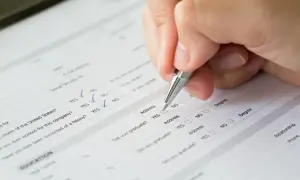 Ręka wypełnia formularz, zaznaczając odpowiedzi. Czy to formularz PCC3A?