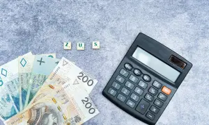 ZUS i pieniądze obok kalkulatora. Sprawdź, co daje ponowne przeliczenie kapitału początkowego.
