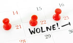 Kalendarz z zaznaczonymi dniami wolnymi od pracy 2026. Czerwone pinezki i napis "WOLNE!" wskazują na planowany odpoczynek.