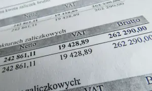 Dokument finansowy z kwotami netto, VAT i brutto. Widać tu kwotę VAT 19 428,89 zł, która stanowi część większej sumy brutto 262 290,00 zł.