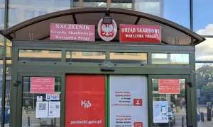 Jak określić właściwy urząd skarbowy? Zobacz szyld Urzędu Skarbowego Warszawa Praga i godziny otwarcia.