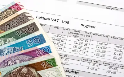 Polskie banknoty i faktura VAT. Potwierdzenie sprzedaży i jej rozliczenie.