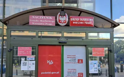 Jak określić właściwy urząd skarbowy? Zobacz szyld Urzędu Skarbowego Warszawa Praga i godziny otwarcia.