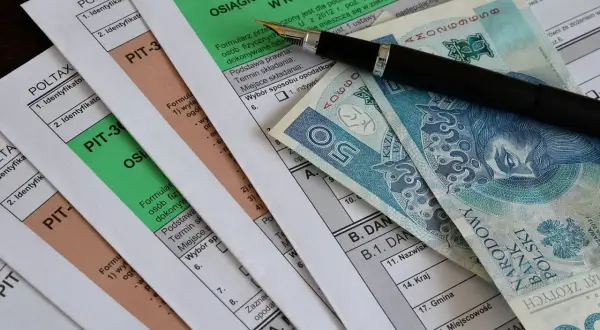 Formularze PIT i polskie banknoty. Czy rezonans można odliczyć od podatku? To pytanie nurtuje wielu podatników.