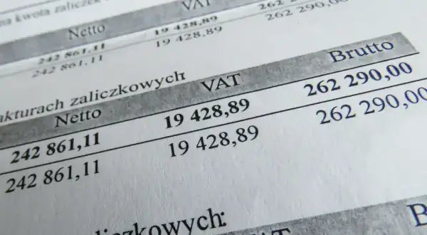 Dokument finansowy z kwotami netto, VAT i brutto. Analiza danych może pomóc w określeniu limit zwolnienia z vat 2025.