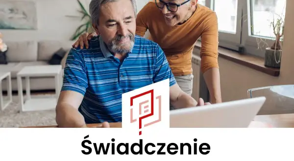 Para szuka informacji o zwolnienie z pracy a zasiłek przedemerytalny. Kobieta wspiera mężczyznę przy komputerze.