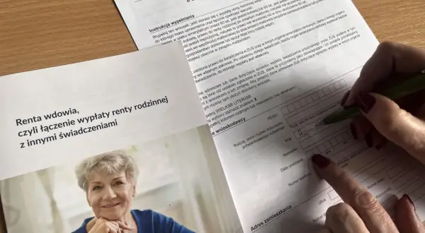 Kobieta wypełnia wniosek ZUS o ustalenie zbiegu świadczeń z rentą rodzinna, pytając, czy renta rodzinna wlicza się do dochodu.
