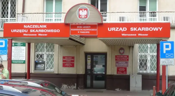 Urząd Skarbowy Warszawa Wawer. Znak informuje o godzinach pracy i możliwościach załatwienia spraw, nawet jeśli potrzebny jest czynny żal.