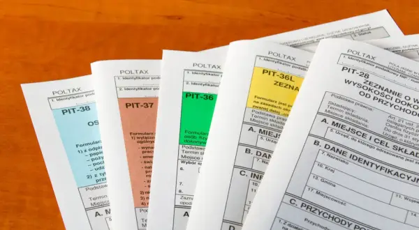 Różne formularze PIT, takie jak PIT-38, PIT-37, PIT-36, PIT-36L i PIT-28, używane przez osoby fizyczne do rozliczenia podatku.