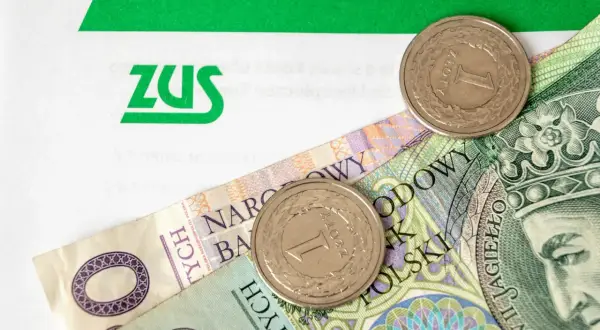 ZUS i polskie złotówki, symbolizujące obliczanie stażu pracy i świadczeń.