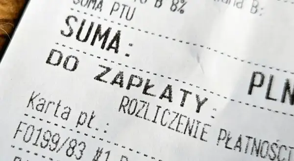Paragon bez NIP, ale z sumą do zapłaty i rozliczeniem płatności. Koszty widoczne na wydruku.
