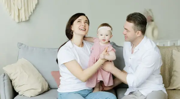 Rodzina cieszy się chwilą, gdy mąż pracuje za granicą. Ulga na dziecko jest widoczna w ich uśmiechach.