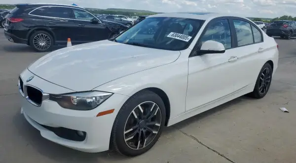 Białe BMW na placu, gotowe do rejestracji po zakupie samochodu z zagranicy. Pamiętaj o VAT-23!