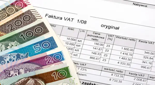 Polskie banknoty i faktura VAT. Potwierdzenie sprzedaży i jej rozliczenie.