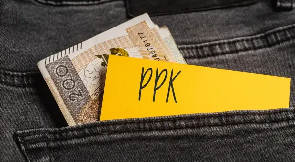 Pieniądze w kieszeni dżinsów i żółta kartka z napisem "PPK". Czy to zapowiedź zmian w PPK?