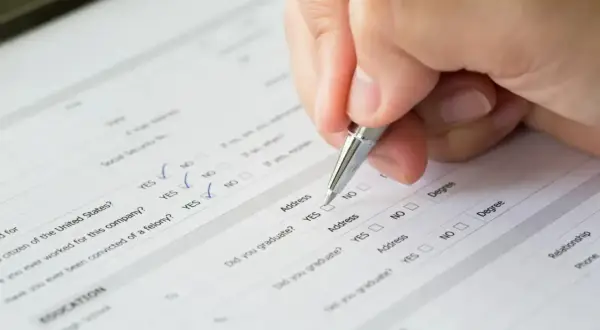 Ręka wypełnia formularz, zaznaczając odpowiedzi. Czy to formularz PCC3A?