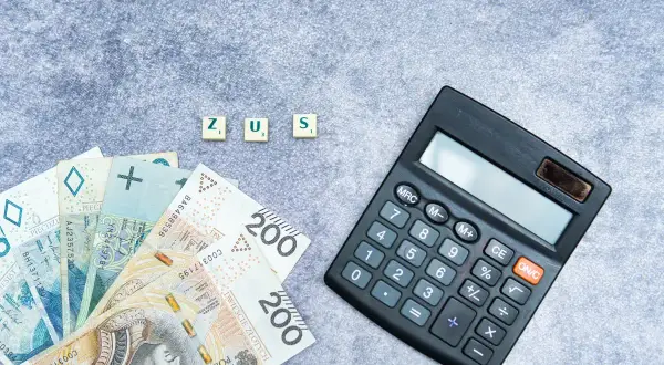 ZUS i pieniądze obok kalkulatora. Sprawdź, co daje ponowne przeliczenie kapitału początkowego.