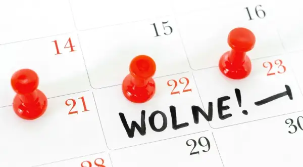 Kalendarz z zaznaczonymi dniami wolnymi od pracy 2026. Czerwone pinezki i napis "WOLNE!" wskazują na planowany odpoczynek.