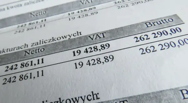 Dokument finansowy z kwotami netto, VAT i brutto. Widać tu kwotę VAT 19 428,89 zł, która stanowi część większej sumy brutto 262 290,00 zł.