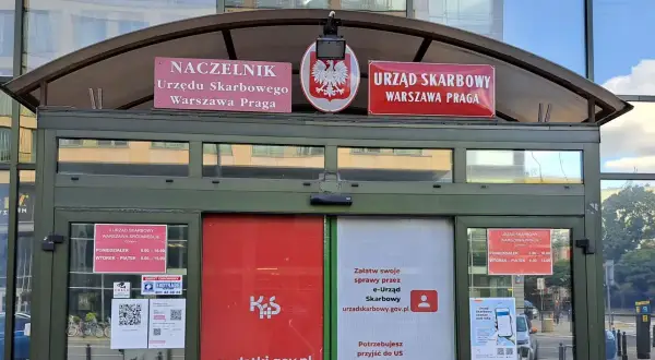 Jak określić właściwy urząd skarbowy? Zobacz szyld Urzędu Skarbowego Warszawa Praga i godziny otwarcia.