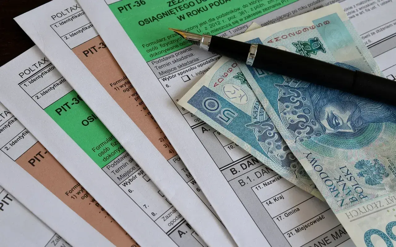 Formularze PIT i polskie banknoty. Czy rezonans można odliczyć od podatku? To pytanie nurtuje wielu podatników.