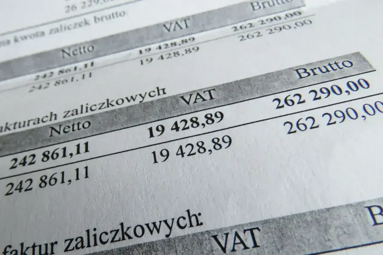 Dokument finansowy z kwotami netto, VAT i brutto. Analiza danych może pomóc w określeniu limit zwolnienia z vat 2025.