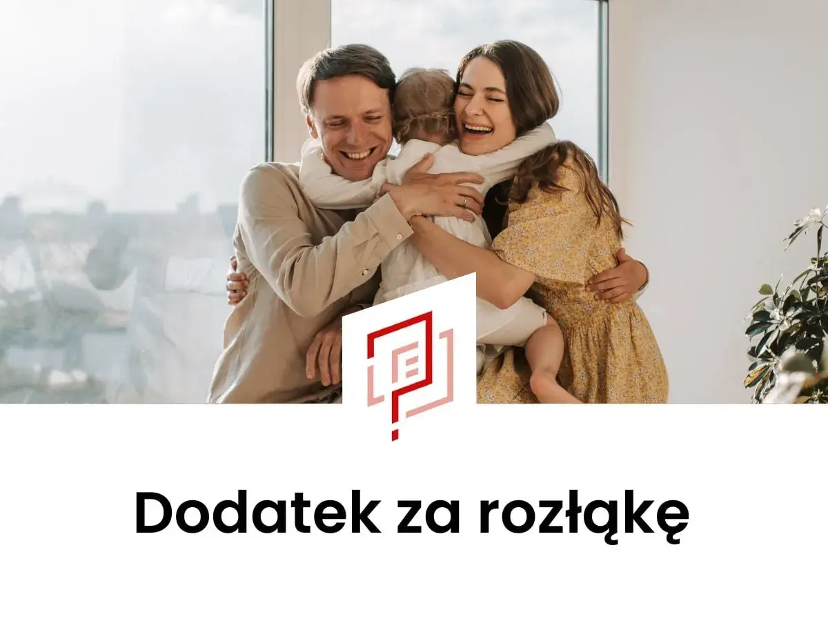 Szczęśliwa rodzina przytulająca się przy oknie. Tytuł: Dodatek za rozłąkę.