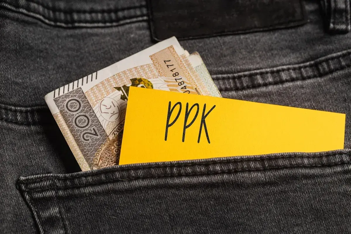 Pieniądze w kieszeni dżinsów i żółta kartka z napisem "PPK". Czy to zapowiedź zmian w PPK?
