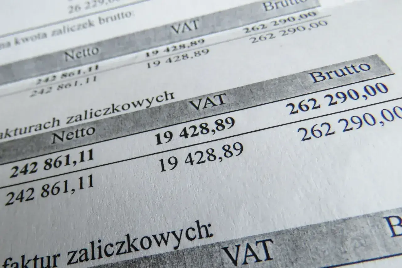 Dokument finansowy z kwotami netto, VAT i brutto. Widać tu kwotę VAT 19 428,89 zł, która stanowi część większej sumy brutto 262 290,00 zł.