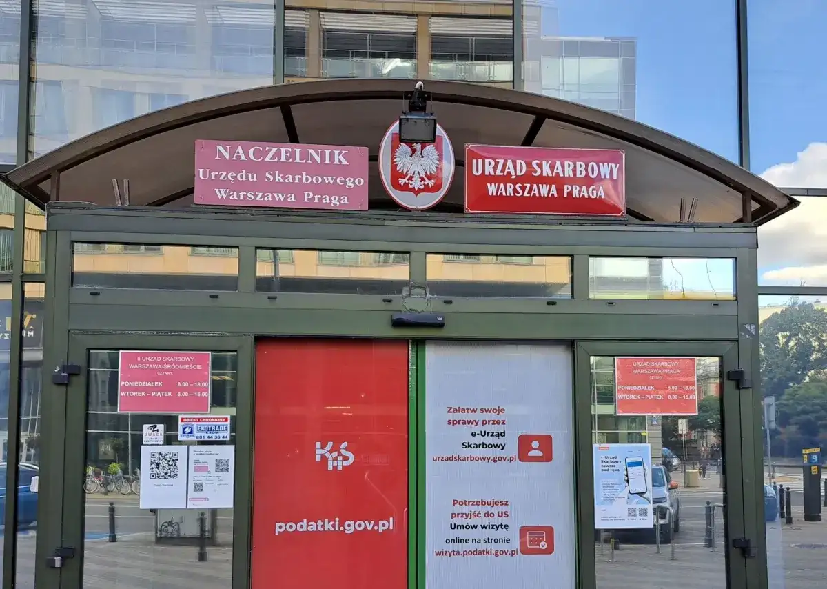 Jak określić właściwy urząd skarbowy? Zobacz szyld Urzędu Skarbowego Warszawa Praga i godziny otwarcia.