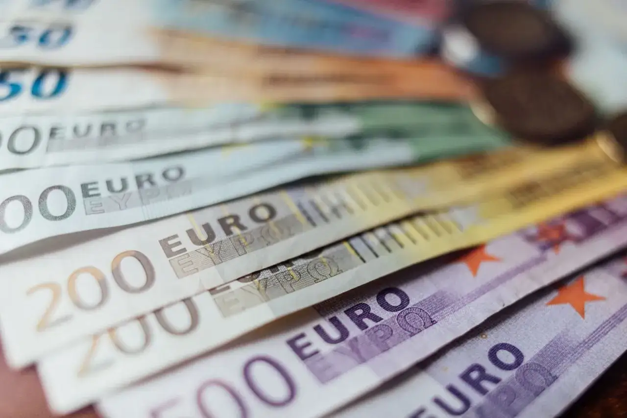 Euro banknoty o nominałach 200 i 500. Faktura zakupu w walucie obcej jaki kurs do CIT?